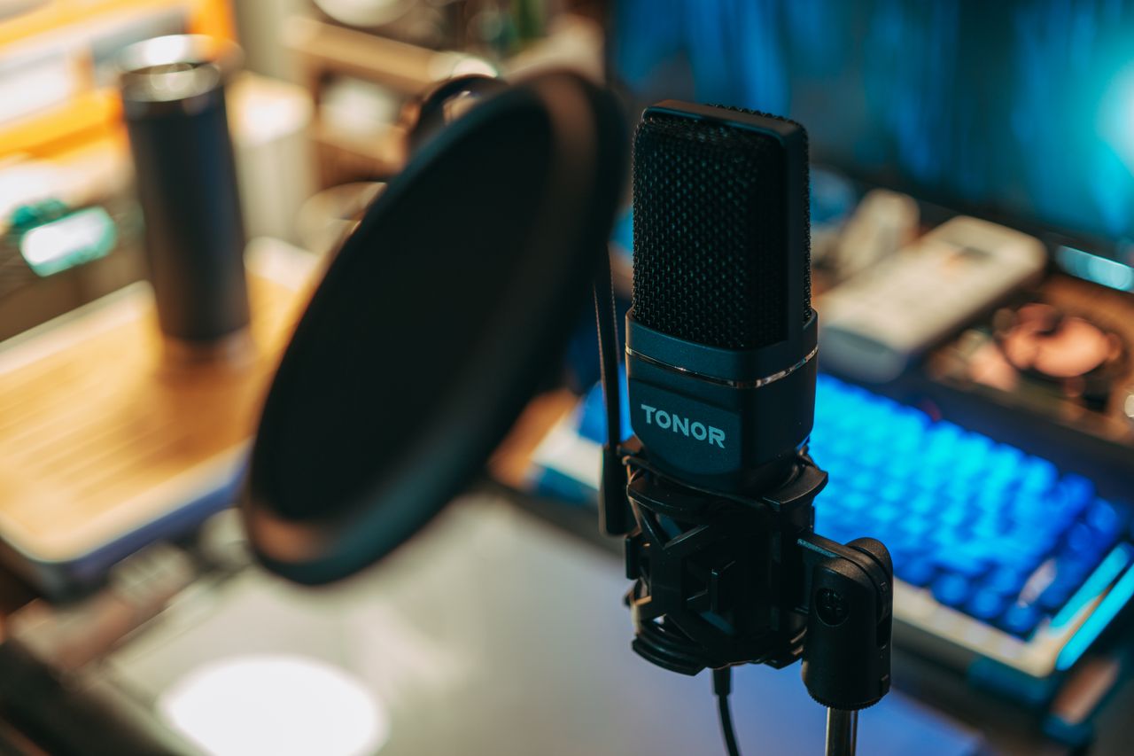 Desk microphone with a pop filter